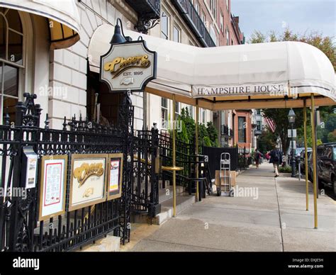  Cheers, una comedia sobre la vida, el amor y la cerveza en un bar de Boston!