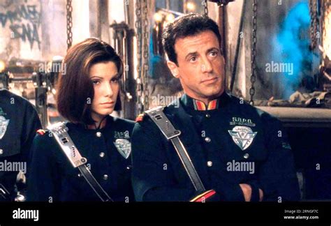 ¿Buscas una comedia romántica con toques de fantasía y un reparto estelar que incluye a la encantadora Sandra Bullock? ¡Prepárate para descubrir Demolition Man!